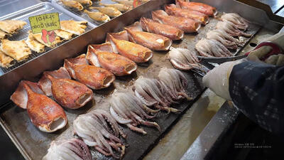 (ویدئو) غذای خیابانی در کره؛ پخت غذاهای محبوب با ماهی مرکب