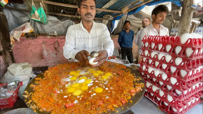 (ویدئو) غذای خیابانی در هند؛ پخت یک غذای سنتی با تخم مرغ و پیاز در بمبئی