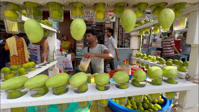 (ویدئو) غذای خیابانی در هند، تهیه نوشیدنی انبه خام مخصوص کلکلته ای ها