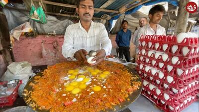 (ویدئو) طرز تهیه یک غذای سنتی با تخم مرغ و پیاز در بمبئی