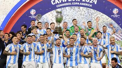 لحظه بالا بردن کاپ قهرمانی کوپا آمریکا 2024 توسط مسی کاپیتان تیم ملی آرژانتین