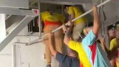 ورود هواداران کلمبیا به داخل ورزشگاه هارد راک از طریق تونل‌های تهویه