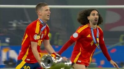 جشن بازیکنان تیم ملی اسپانیا با هواداران خود همراه با جام قهرمانی