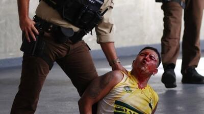 دستگیری هوادار آشوبگر کلمبیا توسط پلیس آمریکا پیش از آغاز فینال کوپا آمریکا