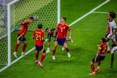 عکس؛ لحظه‌ای که بازیکن اسپانیا توپ را از روی خط دروازه برگرداند