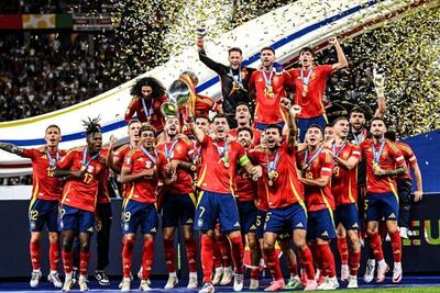 عکس؛ لحظه‌ای که اسپانیا جام قهرمانی یورو 2024 را بالای سر برد