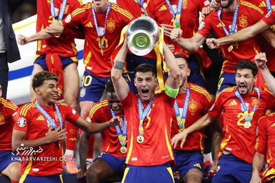 ویدیو| جشن قهرمانی اسپانیا در یورو ۲۰۲۴/ لحظه بالابردن جام و نورافشانی استادیوم را ببینید