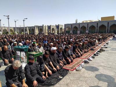 نماز جماعت ظهر تاسوعا در حرم رضوی باحضور گسترده عزاداران اقامه شد