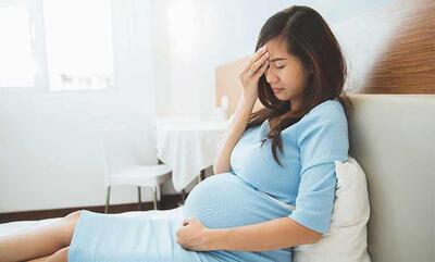 درمان سردرد در بارداری با 10 روش خانگی بی‌خطر