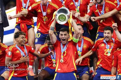 ویدیو| جشن قهرمانی اسپانیا در یورو ۲۰۲۴/ لحظه بالابردن جام و نورافشانی استادیوم را ببینید - پارس فوتبال | خبرگزاری فوتبال ایران | ParsFootball