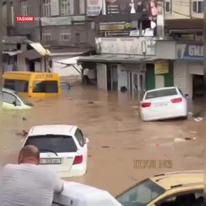 بر اثر باران‌های شدید، رودخانه «آک‌بورا» در قرقیزستان طغیان کرد و سیل در خیابان‌های شهر جاری شد