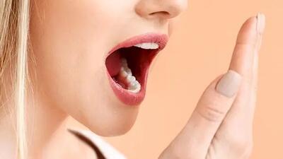 ۱۰ روش قطعی و مؤثر برای از بین بردن بوی بد دهان و داشتن نفس تازه