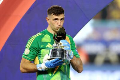 مثل جام جهانی: دستکش طلا برای صاحبش (عکس)