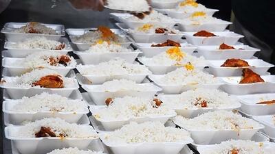 طبخ و توزیع بیش از سه هزار دست غذای نذری در روستای کریان