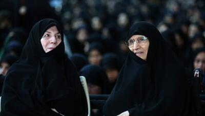 عکس| دختر امام خمینی و دختر پزشکیان در مراسم عزاداری