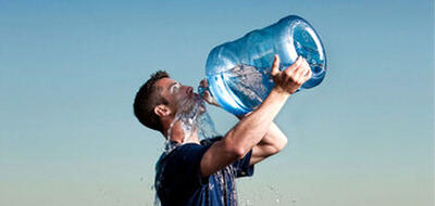 در هوای گرم چند لیوان آب نیاز دارید؟