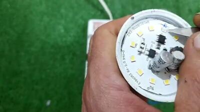 (ویدئو) یک روش درخشان برای تعمیر لامپ LED با کمک بسته خالی قرص!