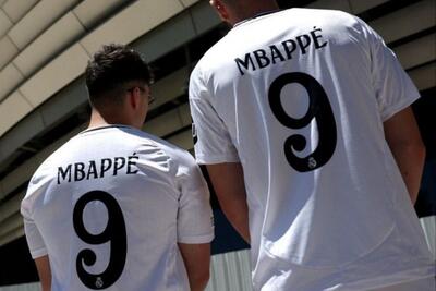 هواداران رئال مادرید با پیراهن شماره 9 امباپه