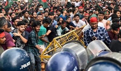 اعتراضات دانشجویان در بنگلادش بیش از ۱۰۰ زخمی بر جای گذاشت