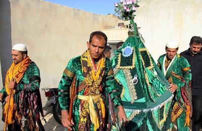 مردان در لباس فرشتگان حامی شهدای کربلا؛ آیین «شاطری» در روستای جَزَن دامغان