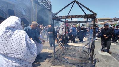 اجرای تعزیه با عنوان آتش زدن خیمه ها با قدمت ۱۰۰ ساله در آستانه