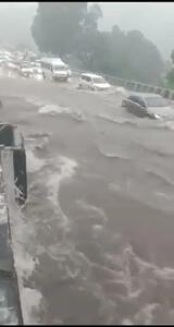 باران شدید باعث جاری شدن سیل در بزرگراه بمبئی شد