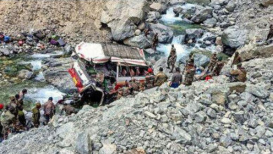 سقوط مرگبار اتوبوس به دره در افغانستان /  ۱۷ زن و مرد کشته شدند!