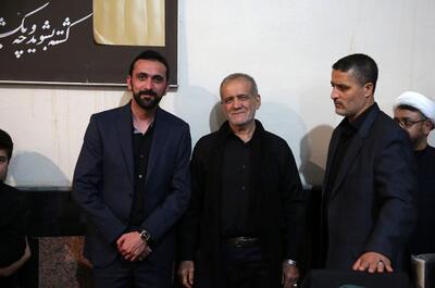 سلفی رئیس جمهور با مردم در حرم امام خمینی (ره) + عکس