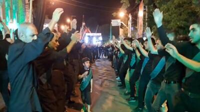 شور حسینی مردم خوی با برپایی دسته‌ عزاداری و ایستگاه‌ صلواتی + فیلم
