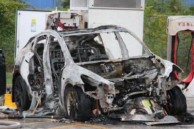 یک خودرو تسلا هنگام شارژ شدن در آتش سوخت - زومیت