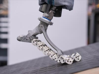 این پای مصنوعی مبتکرانه انعطاف پذیری پای انسان را شبیه سازی می کند(+فیلم و عکس)