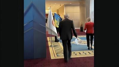 کوبیدن مشت به صورت دیپلمات روس بخاطر پاره کردن پرچم اوکراین (فیلم)