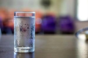 در تابستان‌ های گرم مراقب مضرات نوشیدن آب سرد باشید - عصر خبر