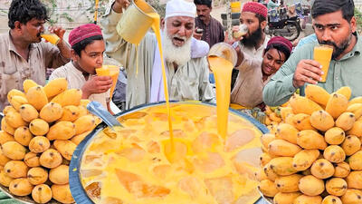(ویدئو) غذای خیابانی در پاکستان؛ تهیه شیک شیر انبه یخ در کراچی