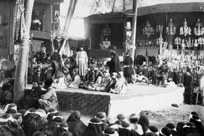 (عکس) سفر به تهران قدیم؛ عزاداری زنان دوره قاجار در تکیه کامرانیه