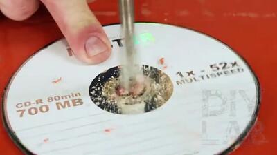 (ویدئو) یک روش جالب برای تیز کردن چاقو مثل تیغ تیز با کمک سی دی