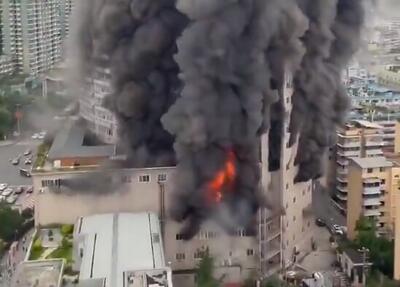 تصاویر آتش سوزی آخرالزمانی در یک مرکز خرید چین + ویدئو | یک نفر خود را به بیرون پرتاب کرد