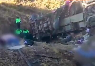 ۲۵ کشته و ۱۷ زخمی بر اثر سقوط اتوبوس به دره در پرو