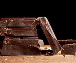 خوردن شکلات در بارداری با تمام خوب و بدهایش