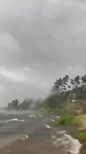 طوفان شدید در ساحل + فیلم