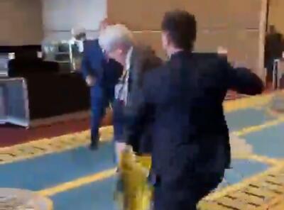 تصاویر کتک خوردن دیپلمات روس که پرچم اوکراین را پاره کرد + ویدئو