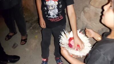 توزیع شمع نذری توسط کودک سمیرمی در شام غریبان سالار شهیدان + فیلم
