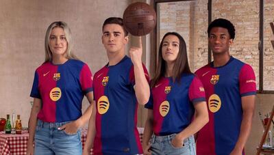 بارسلونا با حضور رونالدینیو از پیراهن اول فصل جدید رونمایی کرد (+عکس)