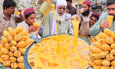 غذای خیابانی در پاکستان؛ تهیه شیک شیر انبه یخ در کراچی (فیلم)