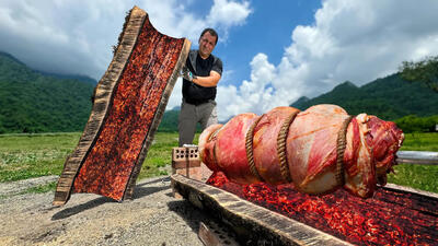 (ویدئو) کباب کردن دیدنی گوشت بره در کنده درخت به روش آشپز آذربایجانی