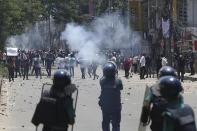 درگیری بین پلیس و دانشجویان معترض در بنگلادش ۱۹ کشته و صدها مجروح بر جای گذاشت + فیلم