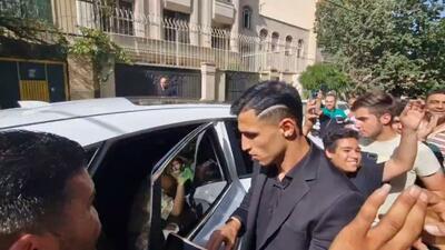 اختصاصی/ علی علیپور در میان ازدحام هواداران وارد ساختمان باشگاه پرسپولیس شد