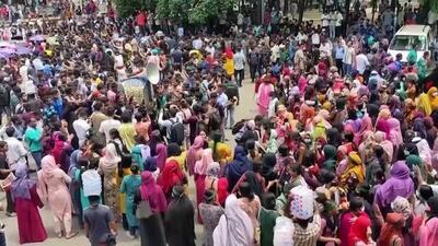 صدا وسیمای بنگلادش به آتش کشیده شد/ ویدئو