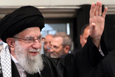 هدیه رهبر انقلاب به یکی از عزاداران حسینیه امام خمینی(ره)