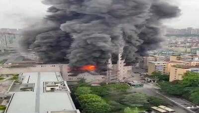 آتش سوزی آخرالزمانی در یک مرکز خرید چین / یک نفر خود را به بیرون پرتاب کرد